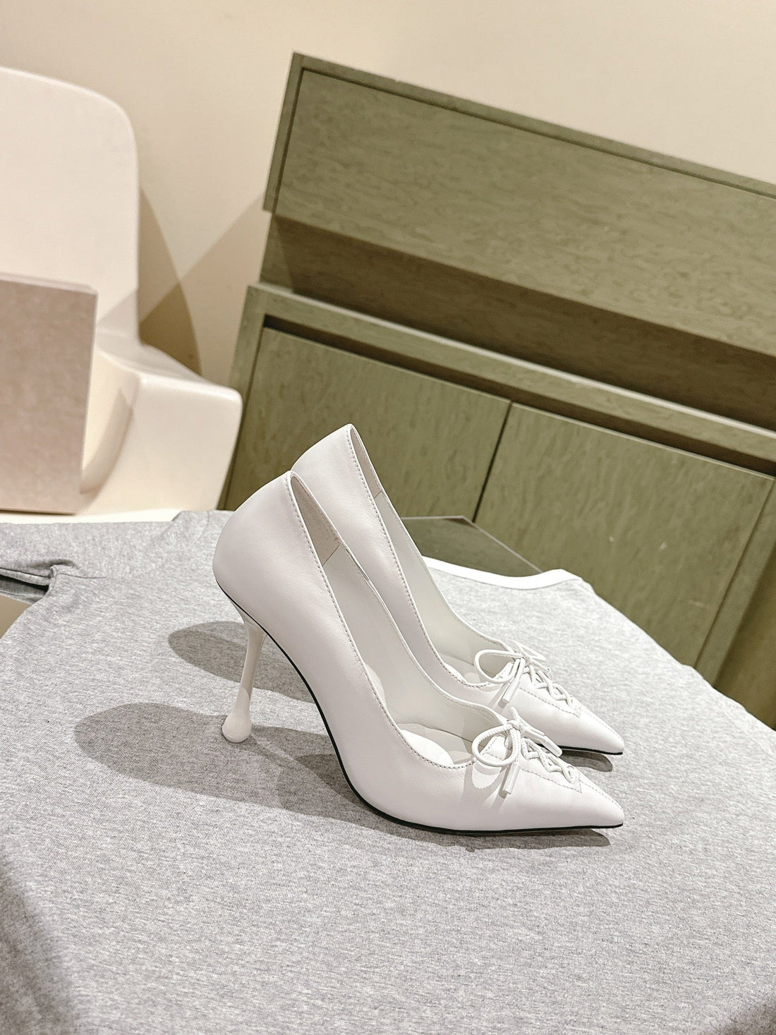 Jimmy Scarlett 90MM In White Lambskin Pumps 813460