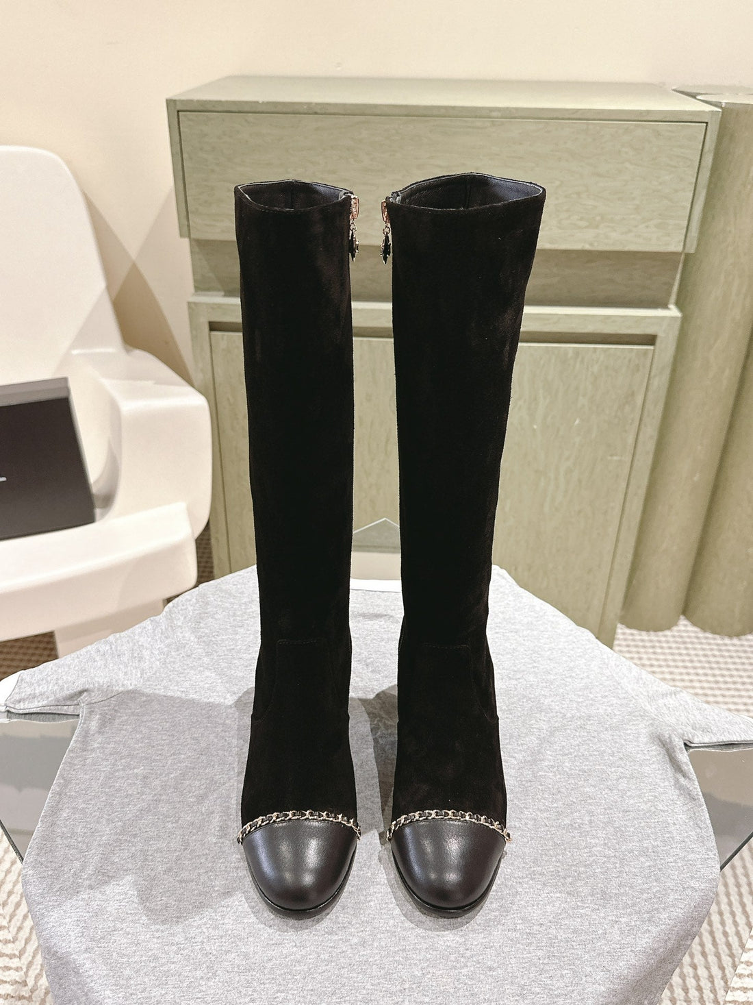 CC 24 Fw Knee-High Boots With Chain 70MM Black Suede 447183
