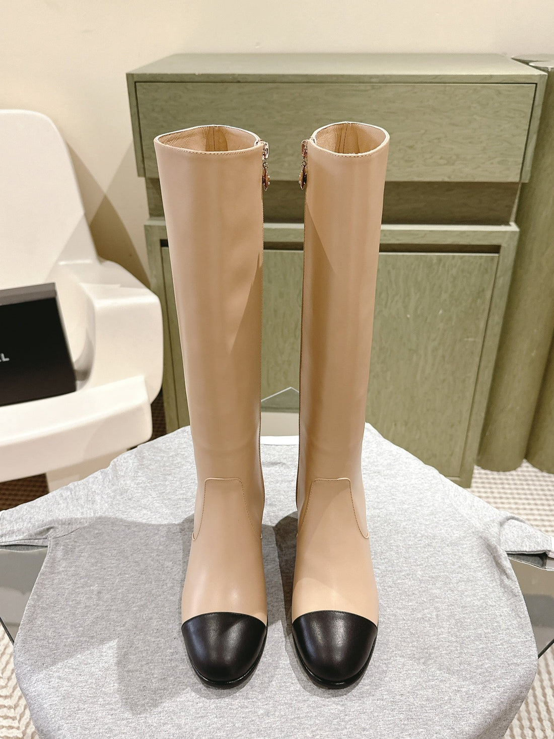 CC 24 Fw Knee-High Boots 70MM Beige Black Cowhide 447188