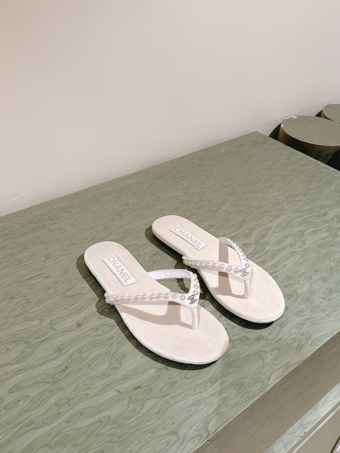 CC 25SS Pearl Thong Sandal Beige Velvet 461639