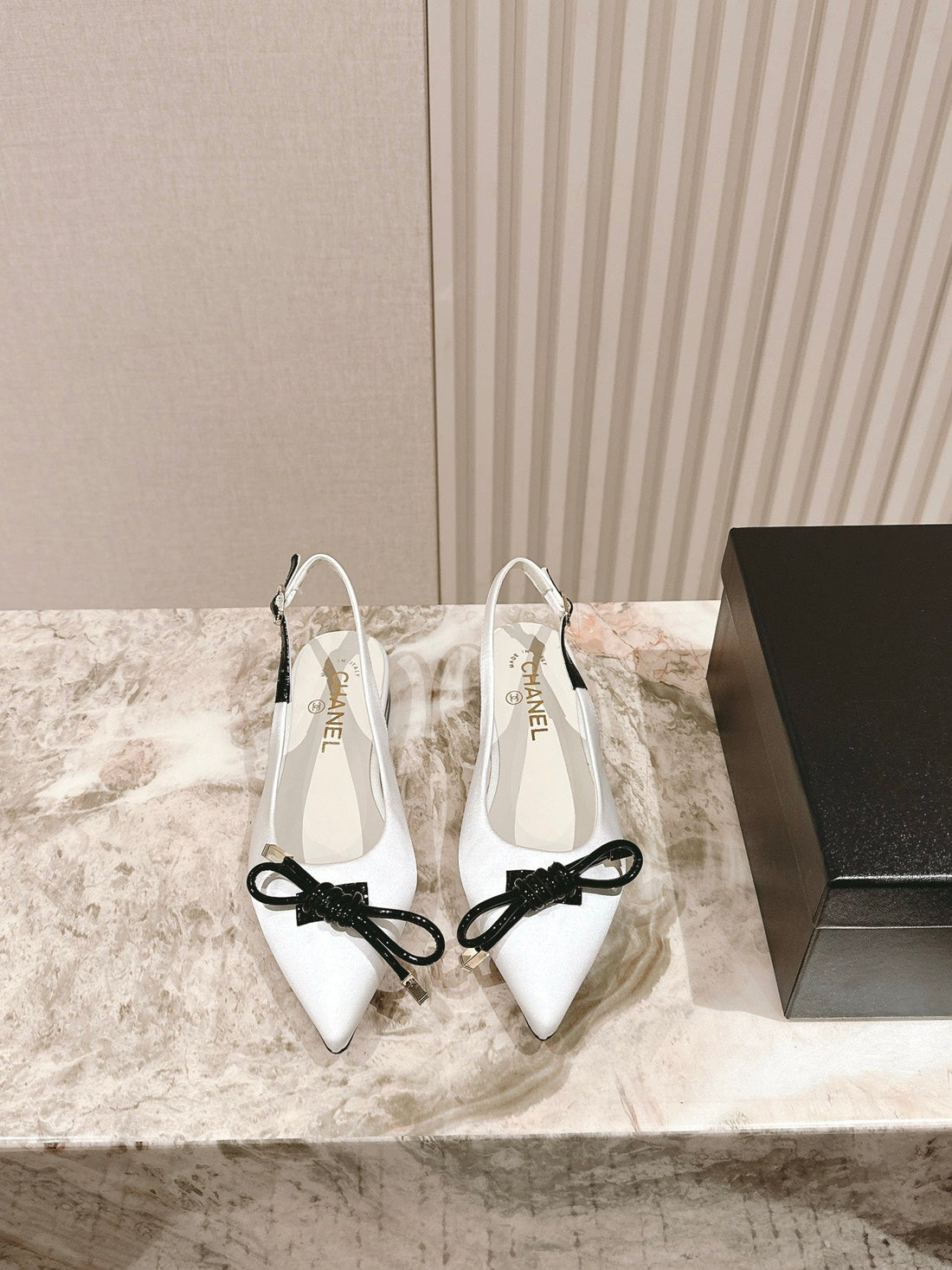 CC 25SS Bow Tie Slingbacks 20MM White Satin & Patent Leather 447409
