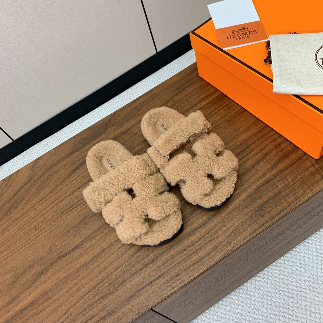 Hm Chypre Sandal In Dark Beige Lamb Wool 984181