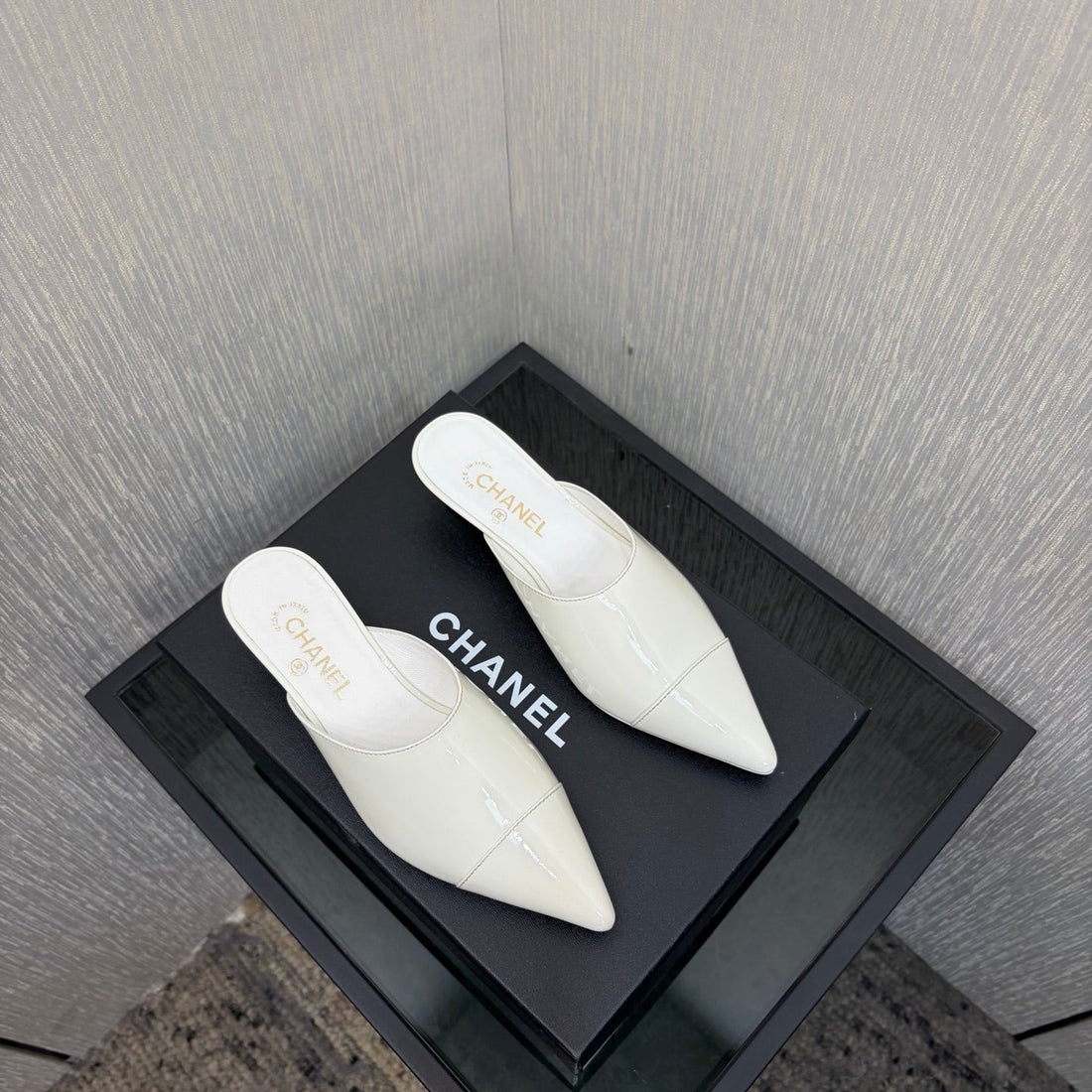 CC 2026 Pointed Toe Mule 4CM White Patent Leather 688710