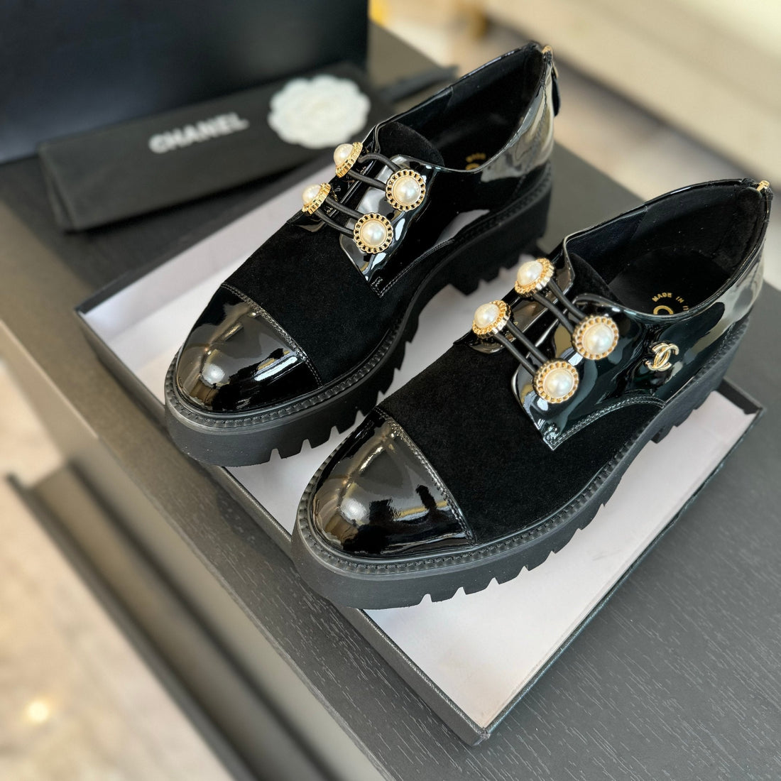 CC Oxford Shoes In Black Suede And Calfskin With Pearl Chain