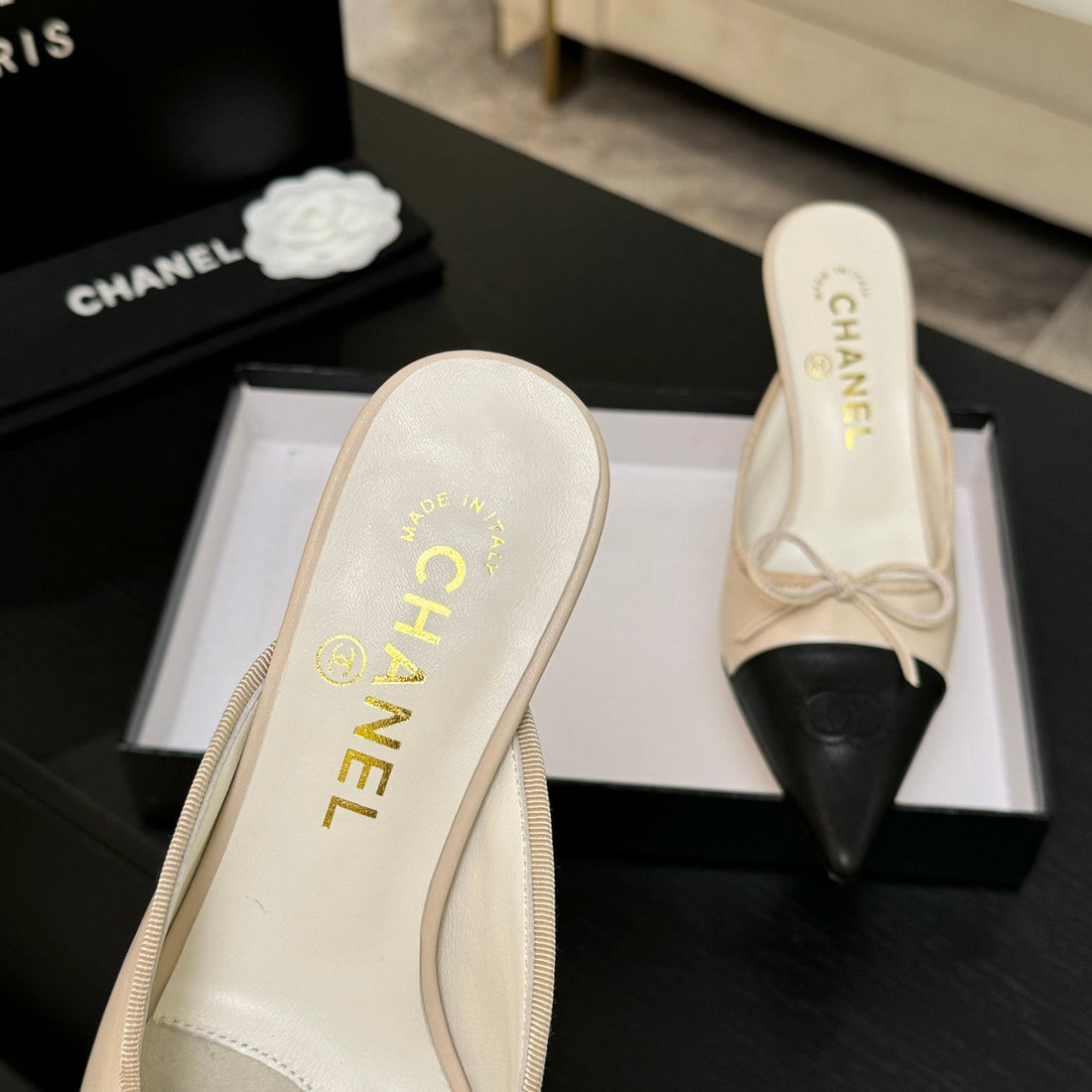 CC 26S Métiers D'art Pointed-Toe Mule Cream Black Sheepskin 700617