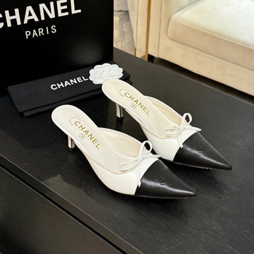 CC 26S Métiers D'art Pointed-Toe Mule White Black Sheepskin 700619
