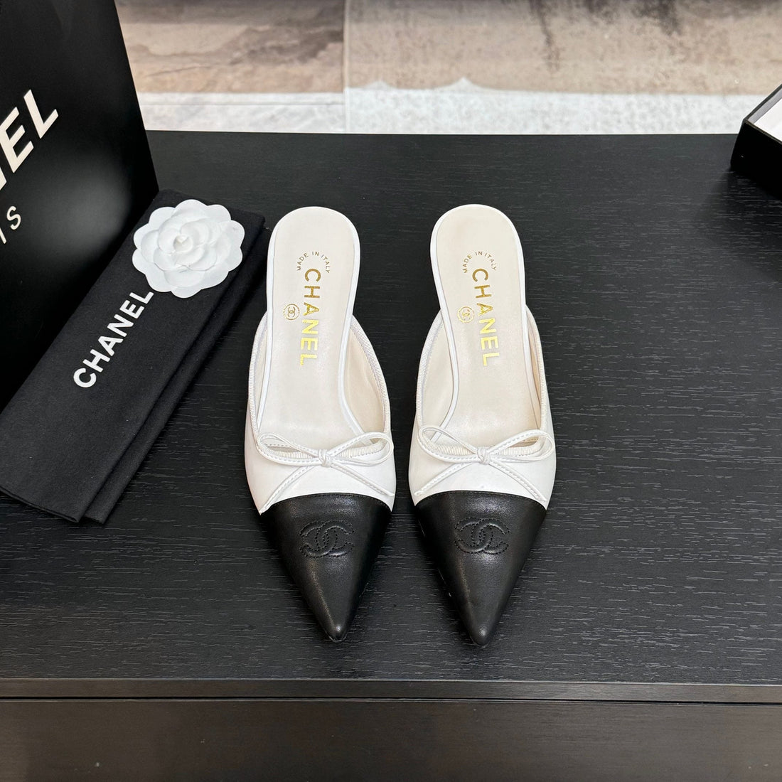 CC 26S Métiers D'art Pointed-Toe Mule White Black Sheepskin 700619