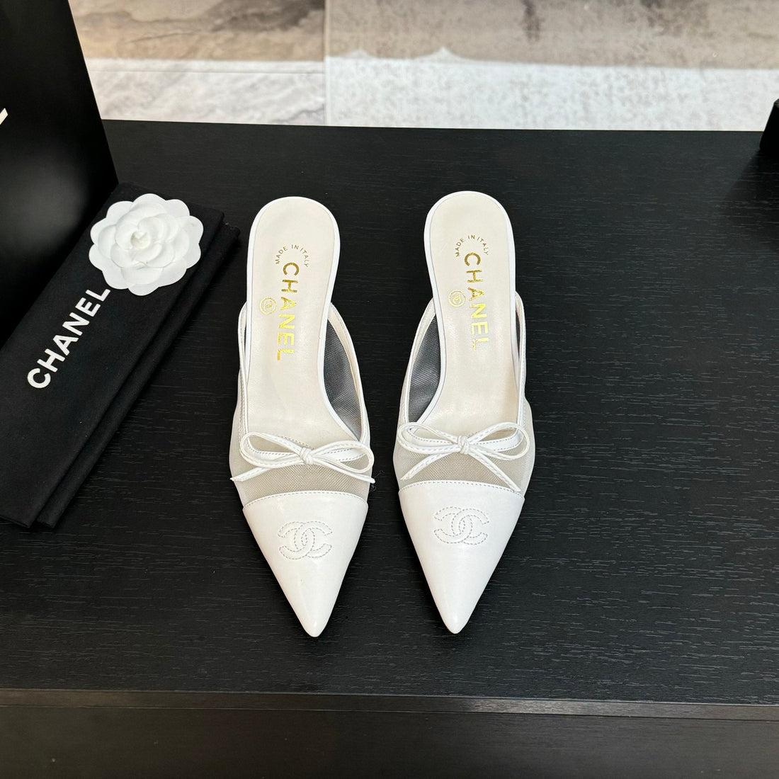 CC 26S Métiers D'art Pointed-Toe Mule White Mesh Sheepskin 700623
