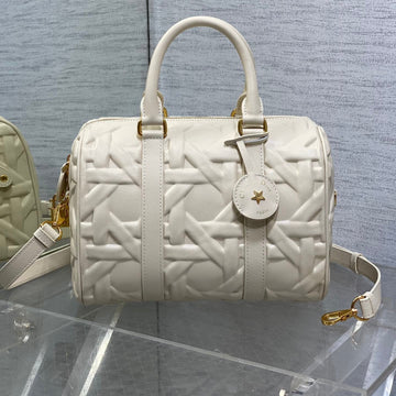 Groove 25 Bag In White Cream Macrocannage Calfskin With Gold Hardware