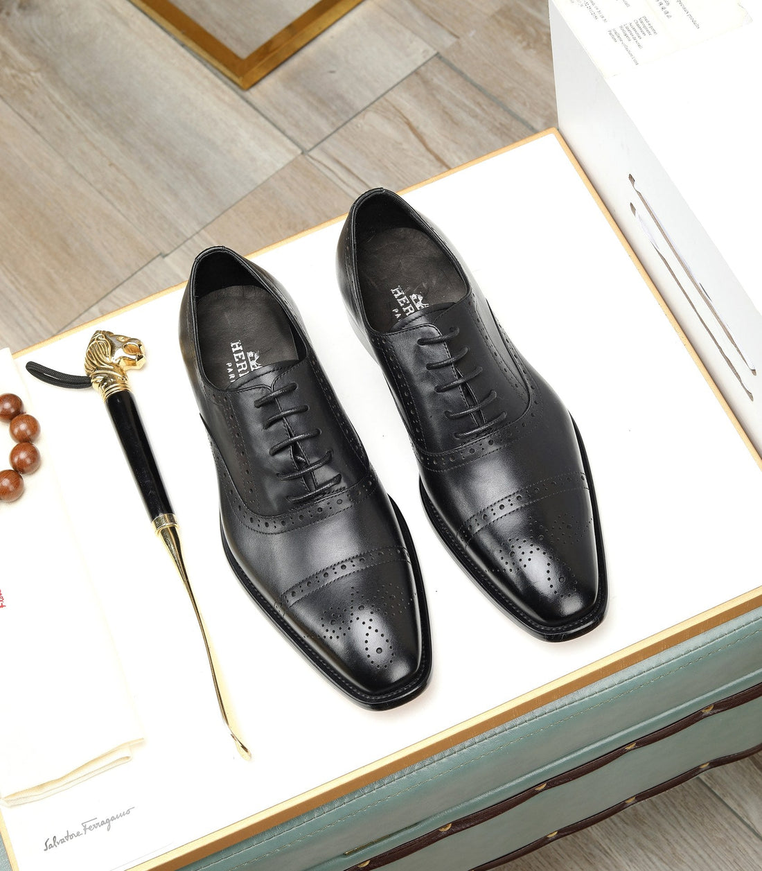 Hm Oxford Lace-Up Black With Pattern Calfskin