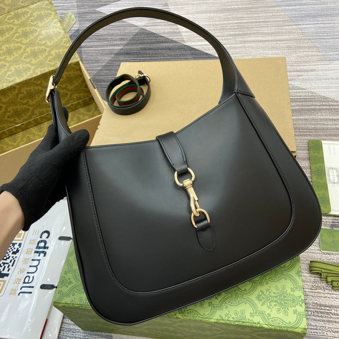 Jackie Medium Shoulder Bag 35 In Black Calfskin Gold Hardware