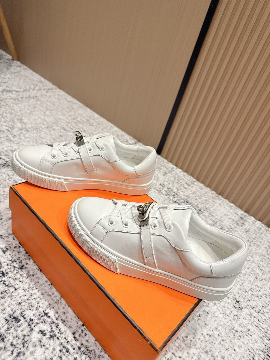 Hm Casual Sneakers Sliver Buckle White Leather