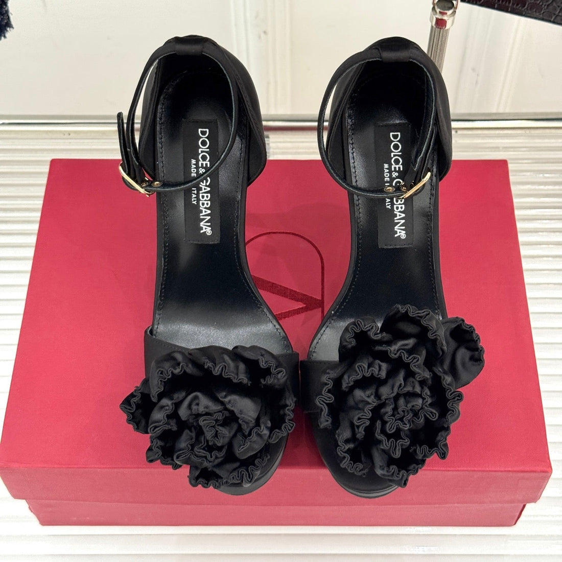 Dc 24 Keira Floral-Appliqué Sandals Black Sheepskins & Cowhide 304708