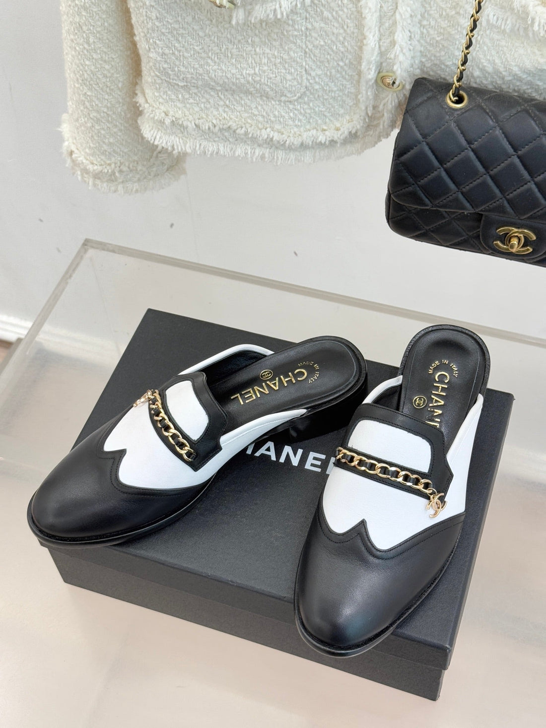 CC 25S Double C Buckle Half-Length Slippers Black White Calfskin 557702