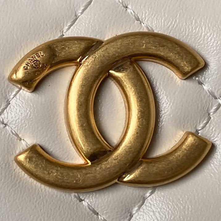 CC Vanity Case 19 White Lambskin Gold Hardware