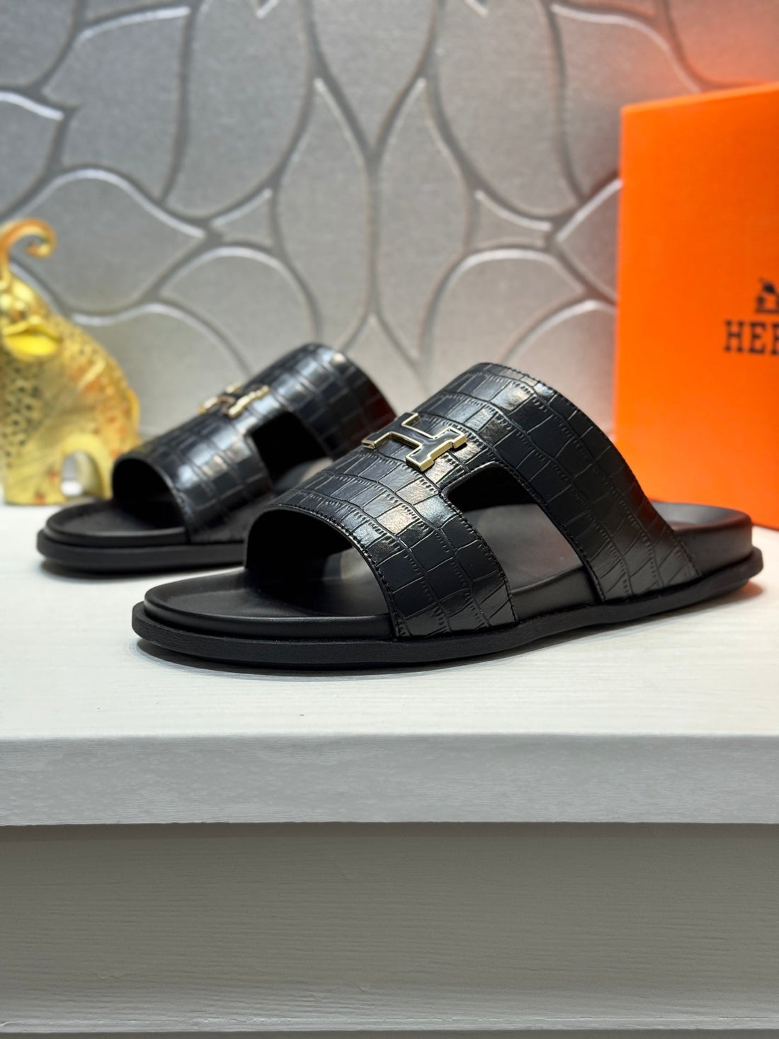 Hm Oran H Slippers In Black Cowhide 735232