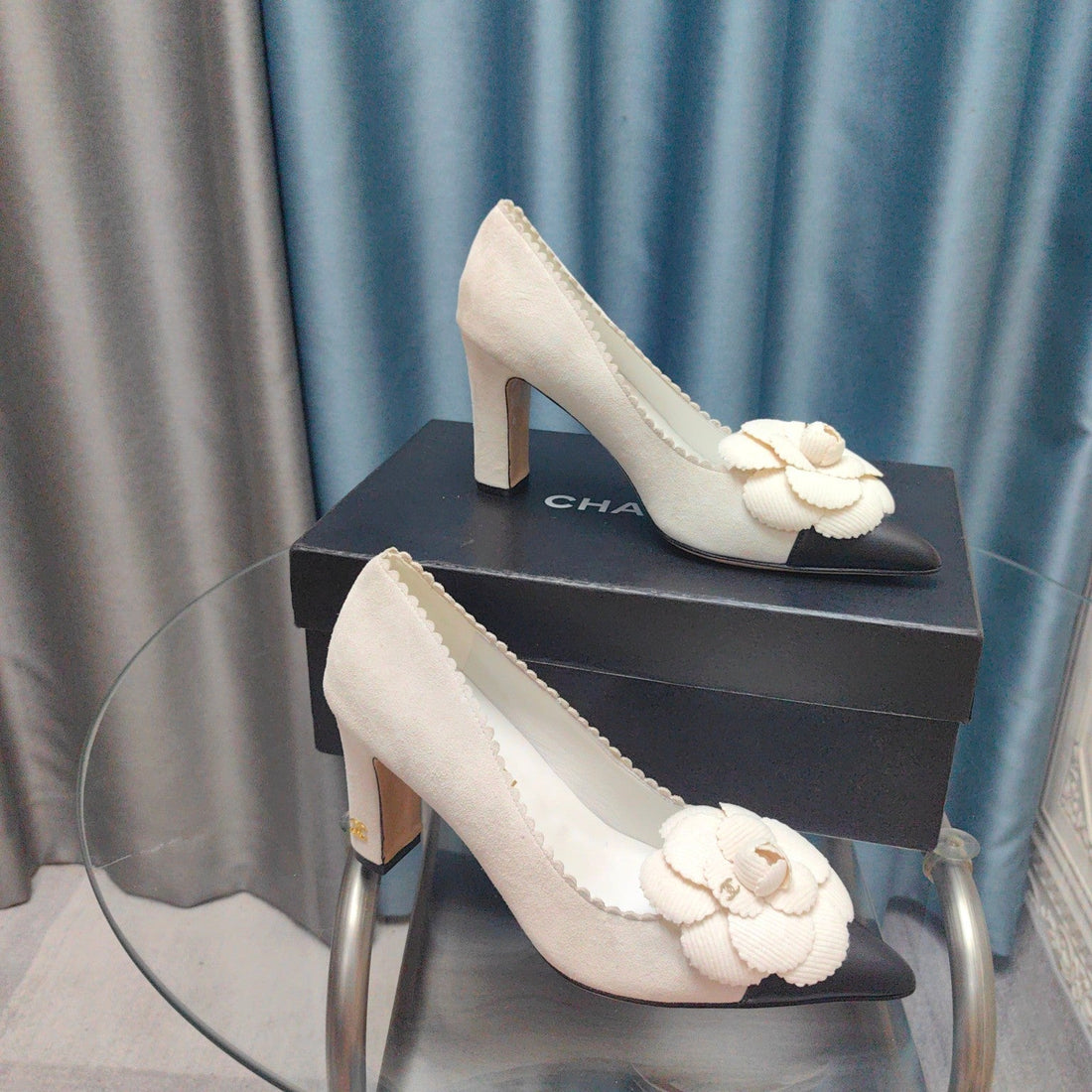 CC High Heels 80 Mm In White Suede And Black Calfskin With Flower
