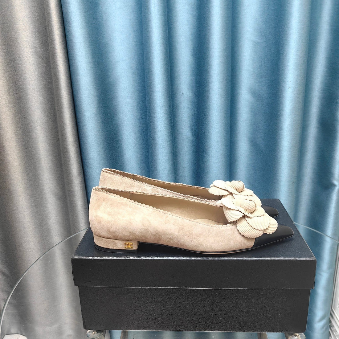 CC Ballet Flat In Tan Beige Suede And Black Calfskin With Flower