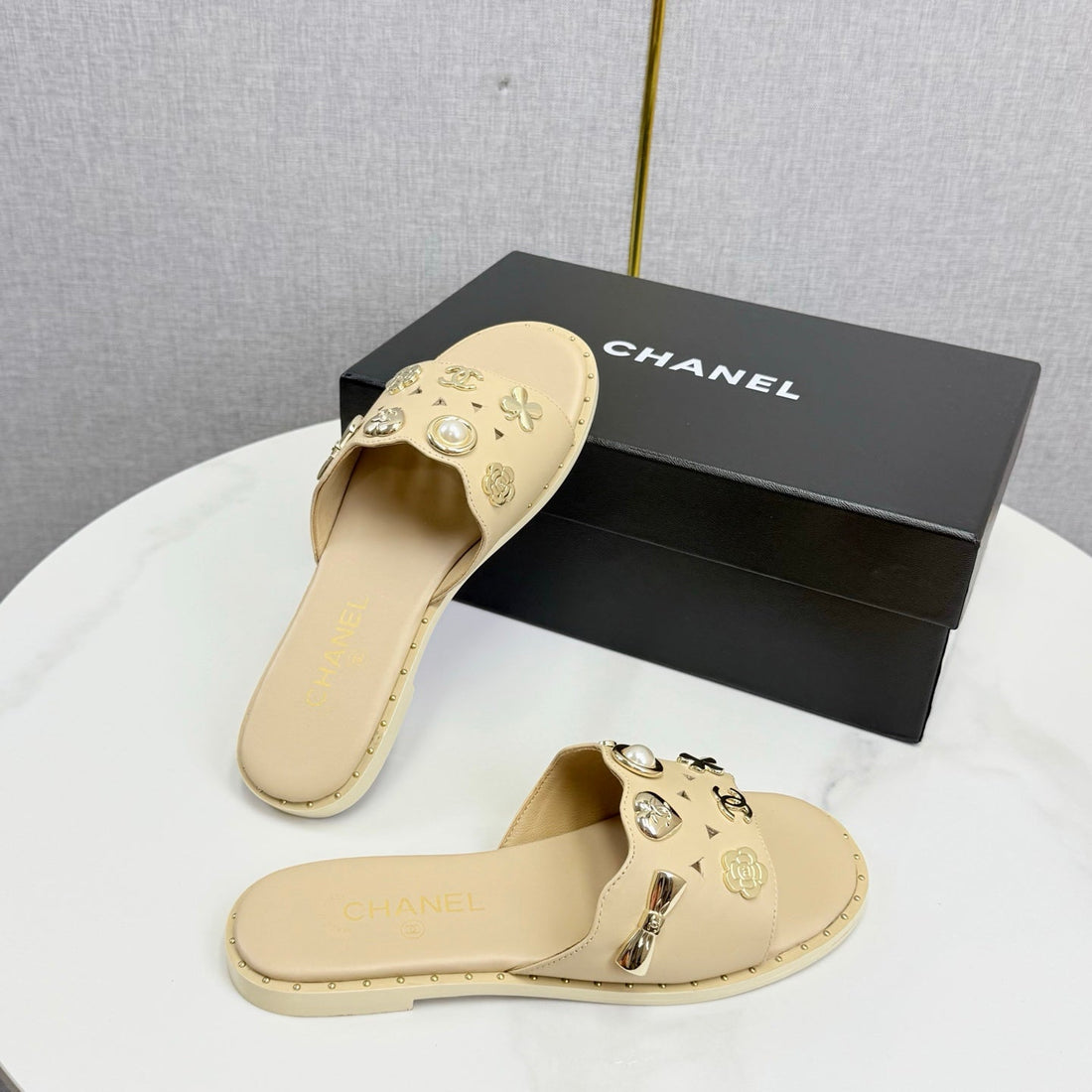 CC 26S Crystal Sandal Beige Sheepskin 639832