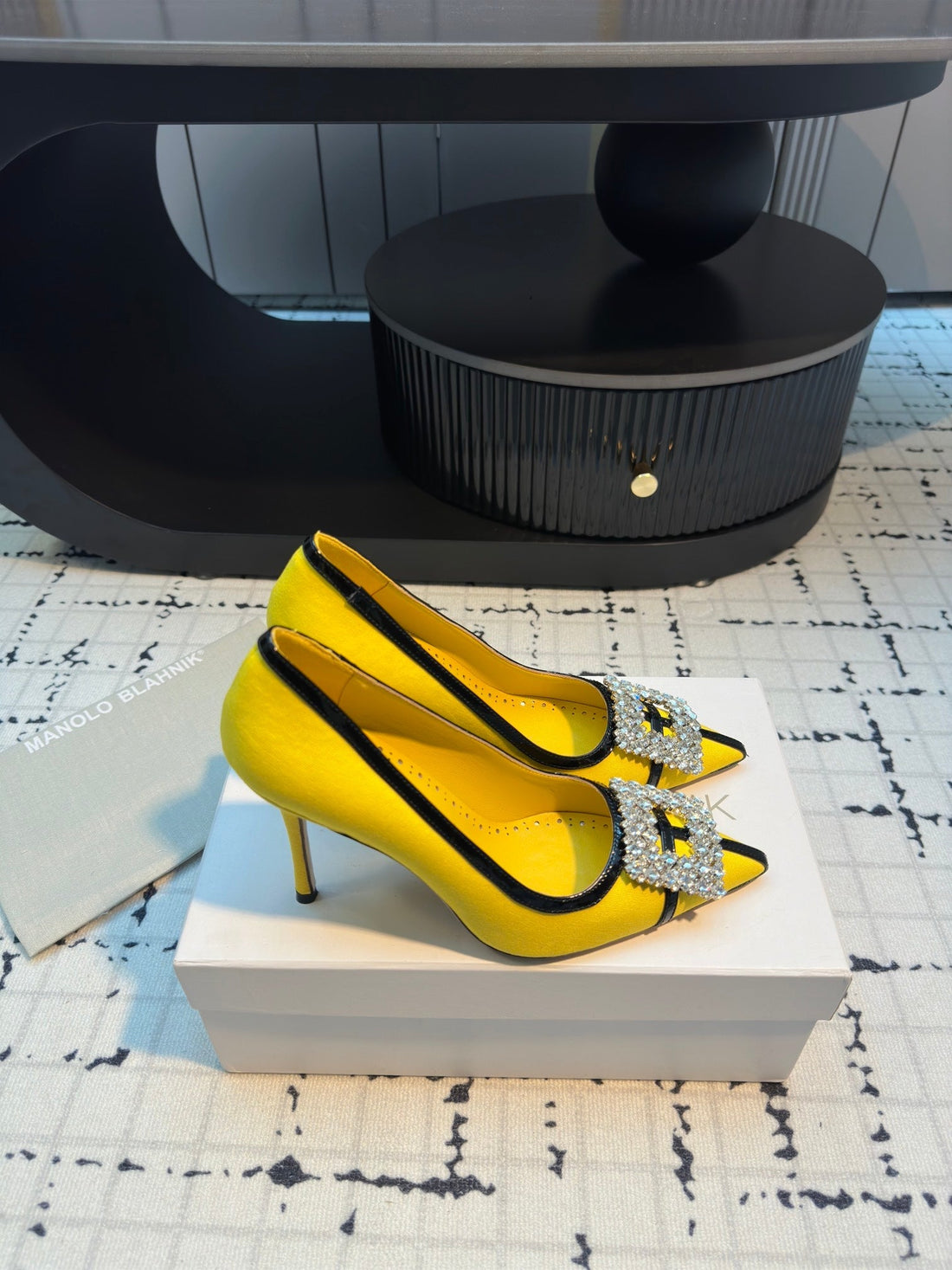 Hangisi 100 Yellow Linen With Black Leather Jewel Buckle Pumps 161072