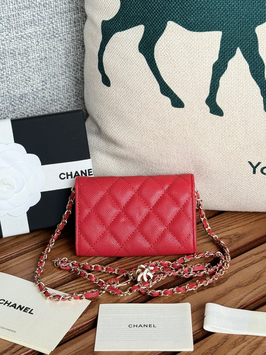 CC 24 Classic Wallet On Chain 11CM Red Caviar Leather 240676