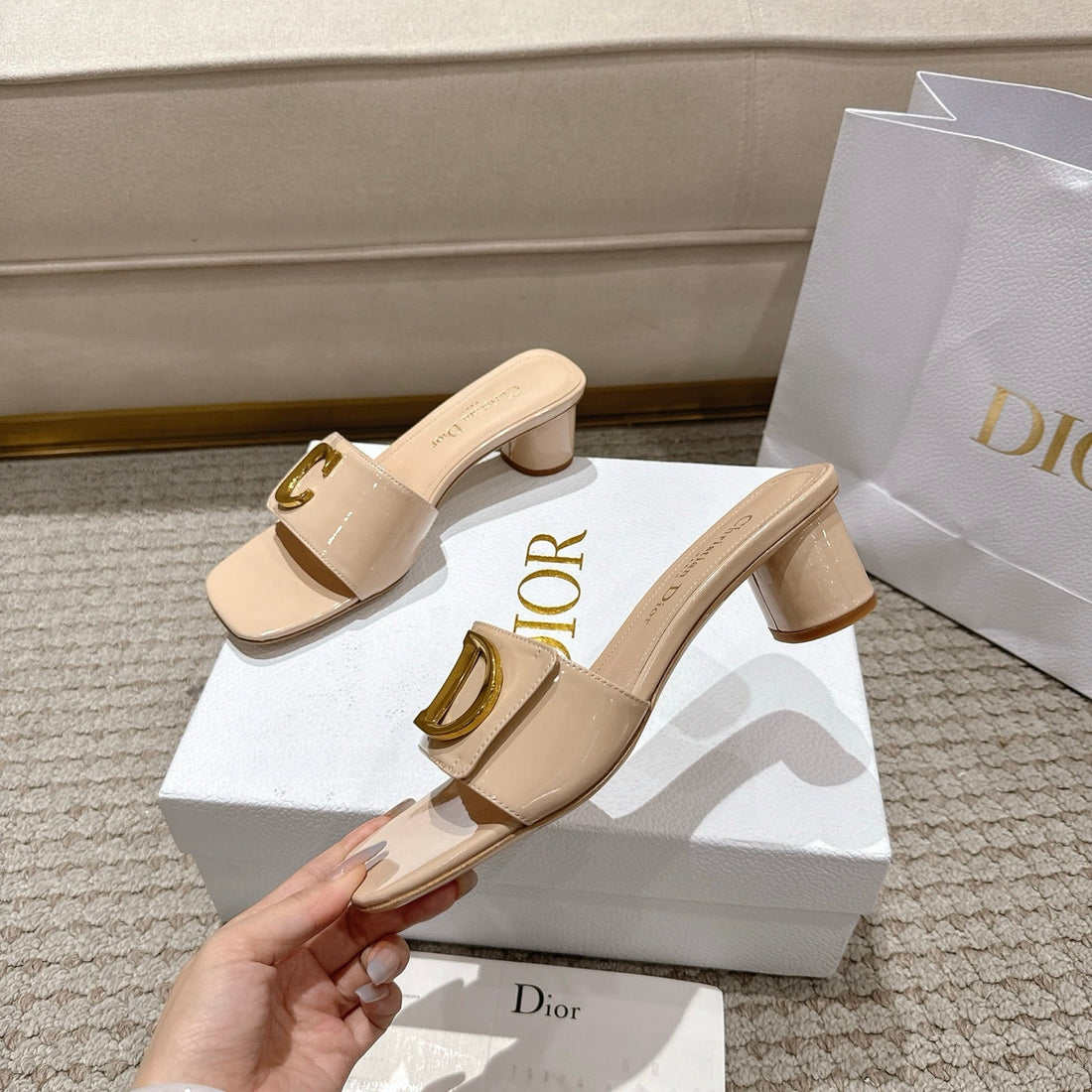 CD 25 C'est Dio Light Beige Patent Leather 396128