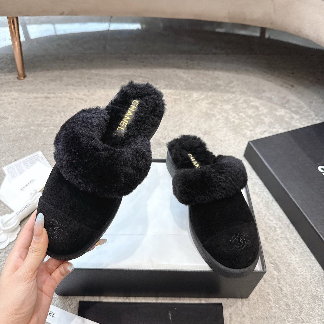 CC 25K Snow Mule 30MM Black Wool Suede 527622