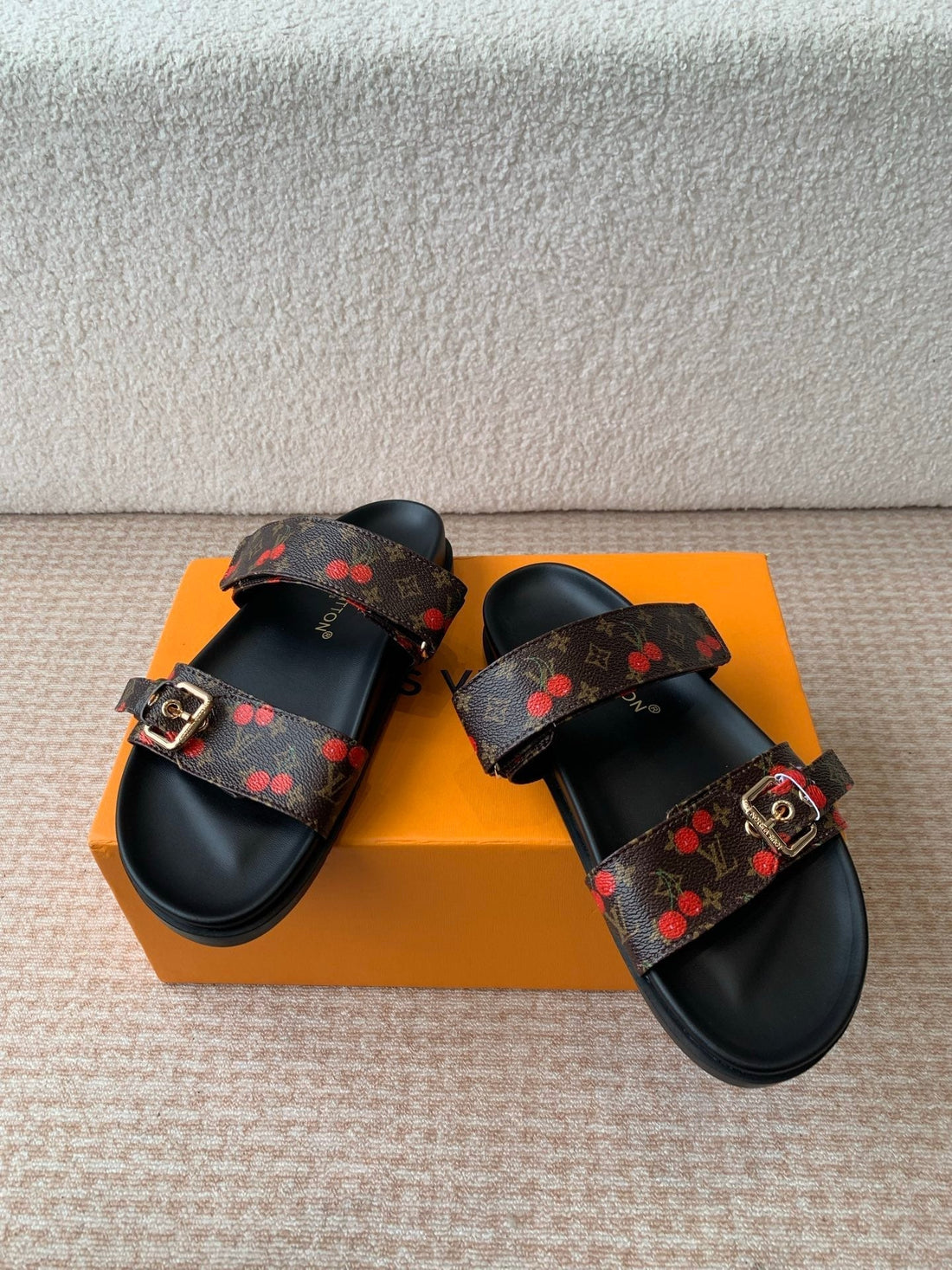 Bom Dia Flat Comfort Mule LV X Tm Brown Sheepskin Mix Cherry Motif 319378
