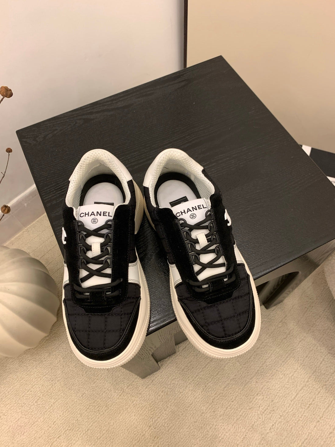 CC Alexander Mcqueen Sneakers Black White Leather And Ceiling Fabric 537190