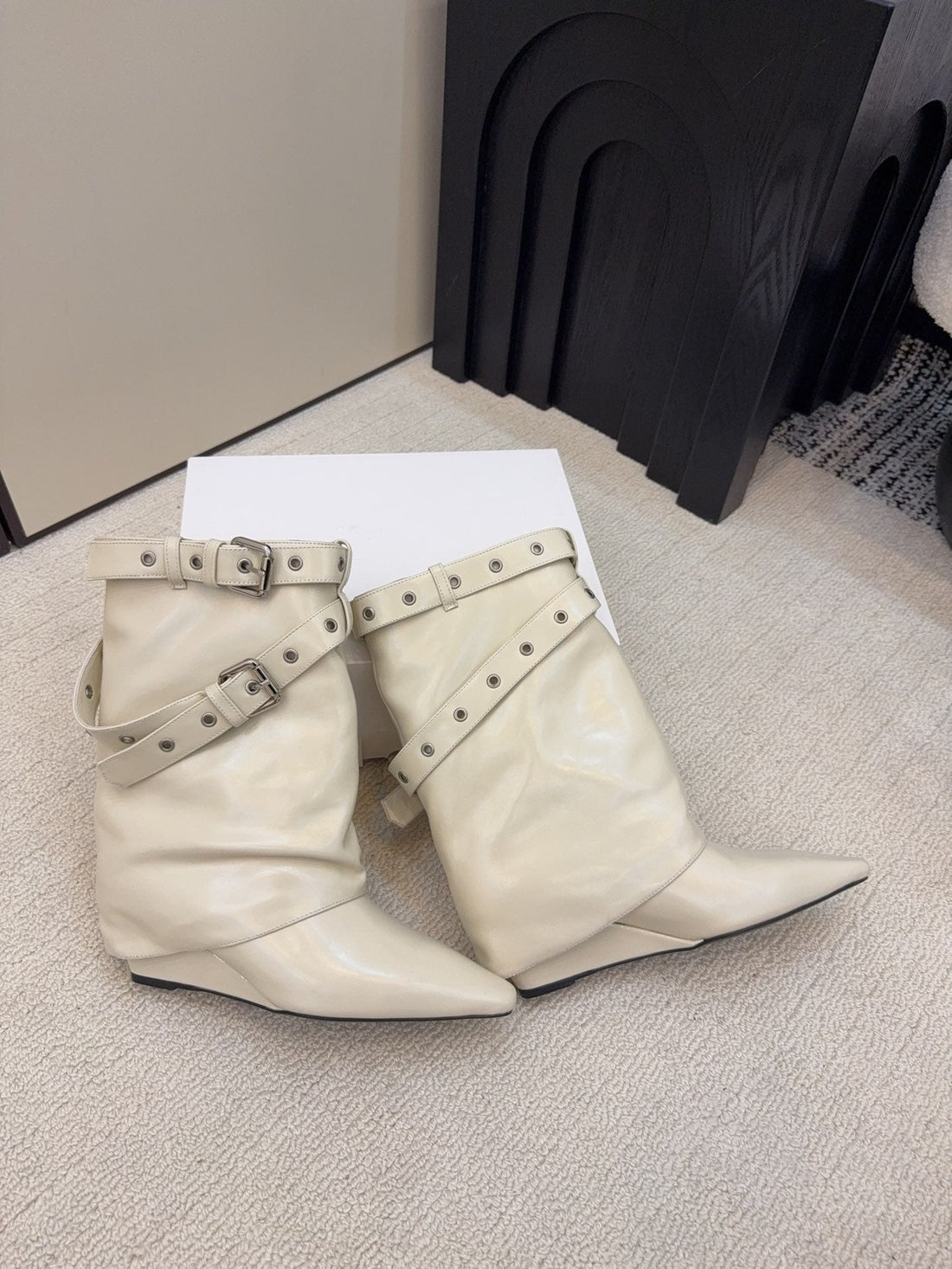 CC 26 Ankle Boot With Buckle Off-White Cowhide 589112