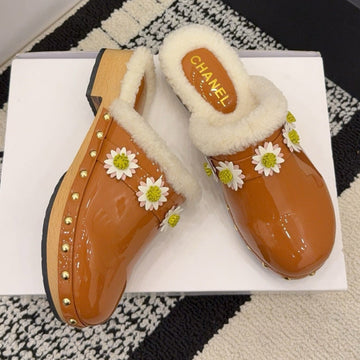 CC 26 Daisy Shearling-Lined Slipper Brown Patent Leather 588694