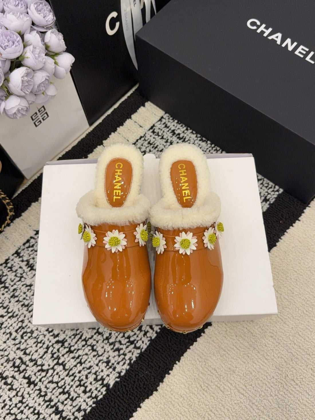 CC 26 Daisy Shearling-Lined Slipper Brown Patent Leather 588694