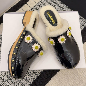 CC 26 Daisy Shearling-Lined Slipper Black Patent Leather 588695
