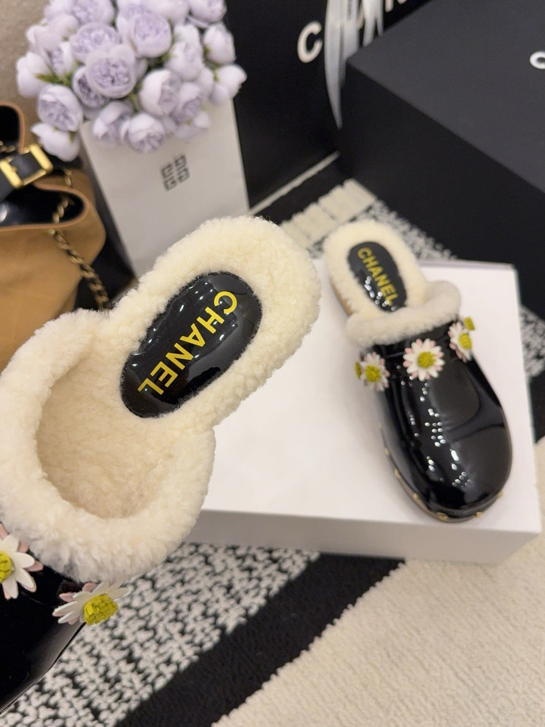 CC 26 Daisy Shearling-Lined Slipper Black Patent Leather 588695