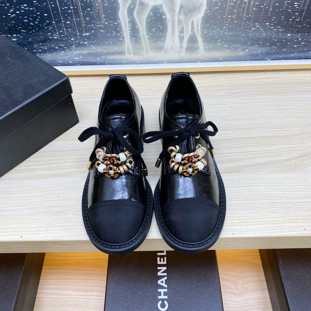 CC Combat Oxford Shoes In Black Wrinkled Calfskin And Grosgrain With Faux Pearl