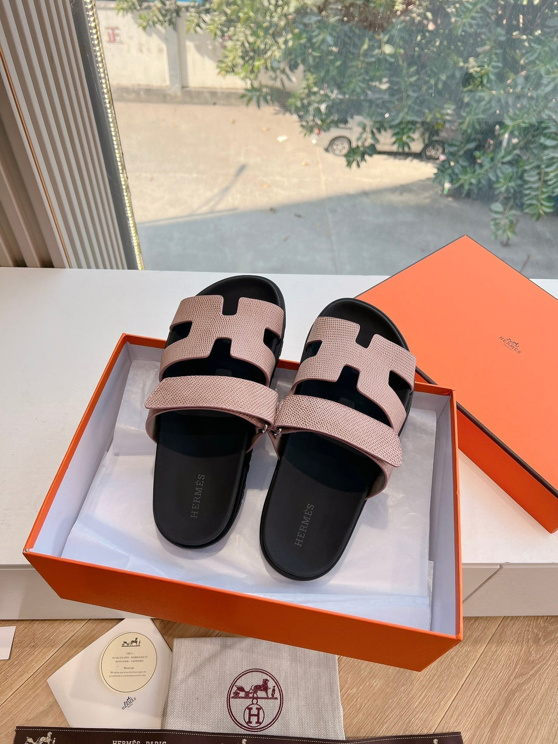 Chypre Sandal In Peach Pink Shiny Grained Calfskin