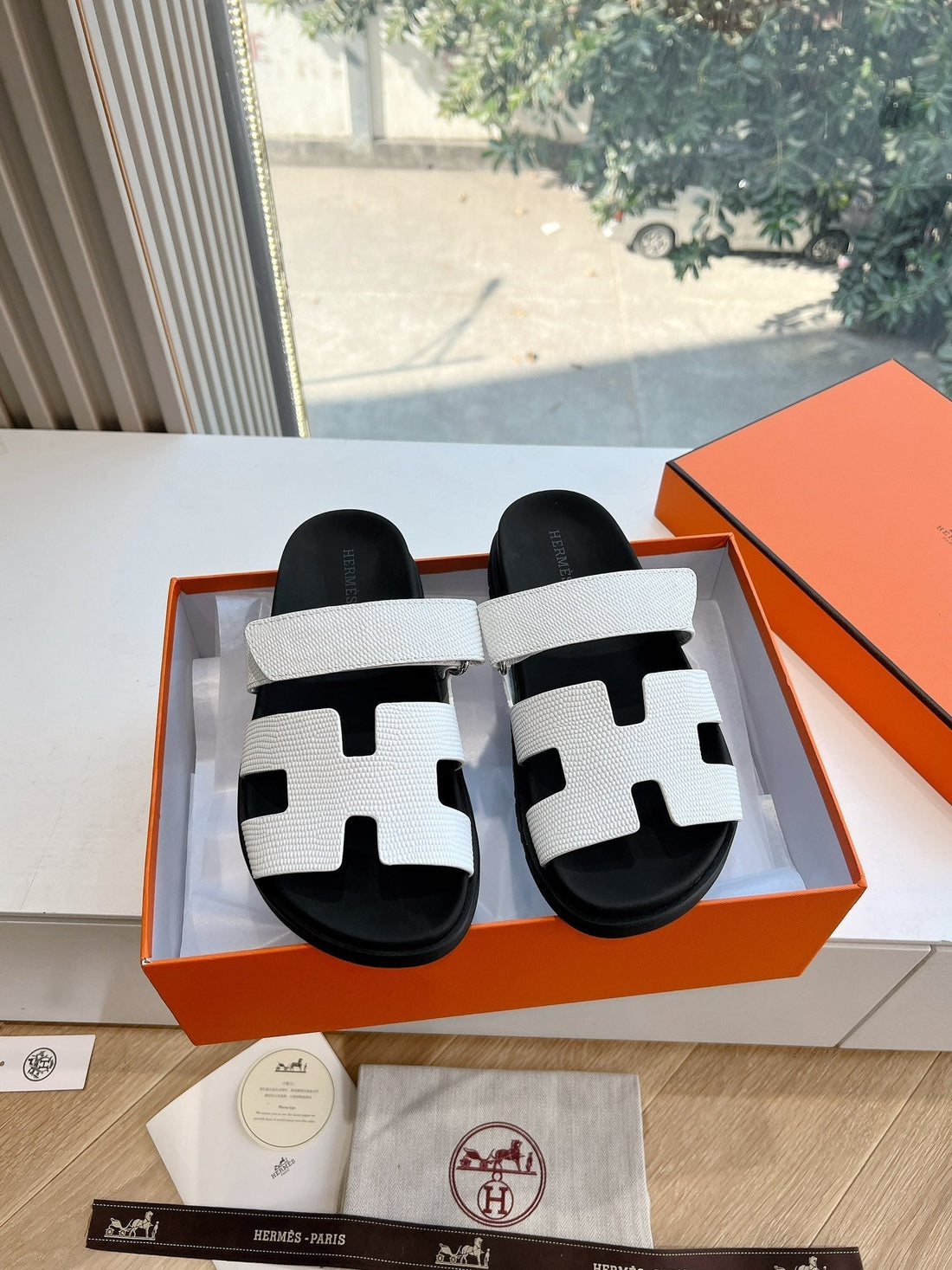 Chypre Sandal In White Shiny Grained Calfskin