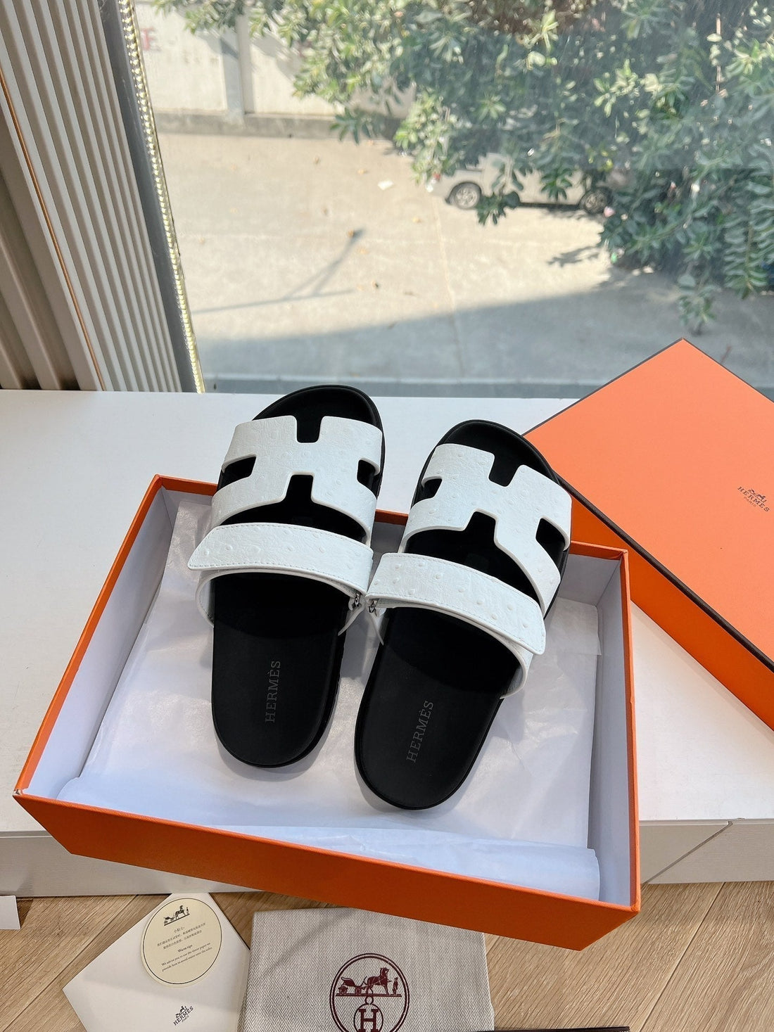 Chypre Sandal In White Grained Calfskin