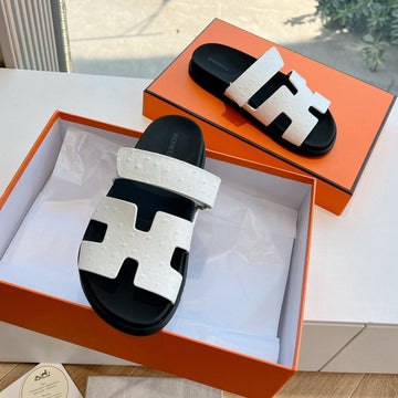 Chypre Sandal In White Grained Calfskin