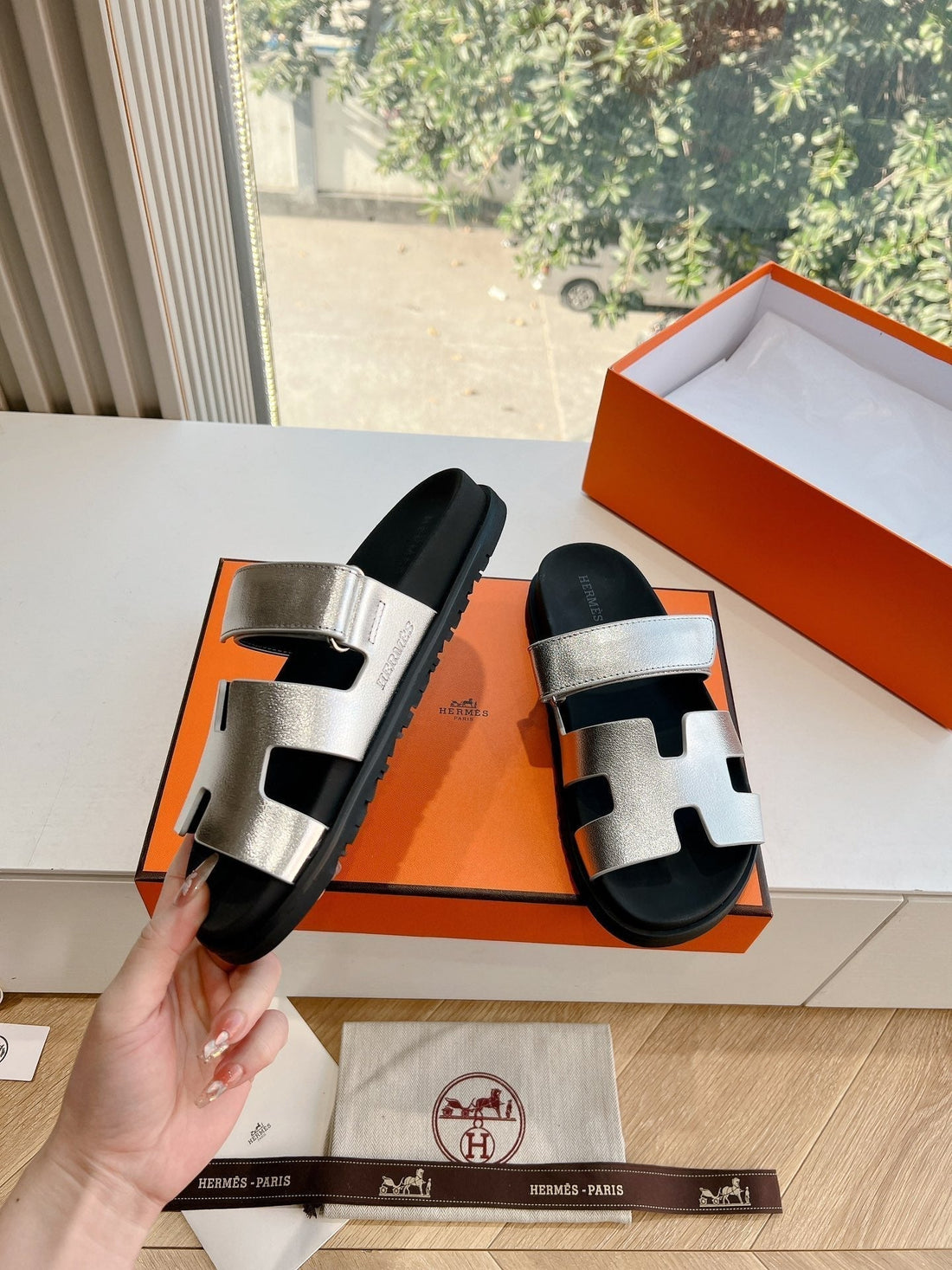 Chypre Sandal In Silver Metallic Calfskin