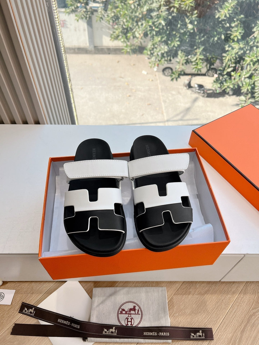 Chypre Sandal In White Mix Black Calfskin