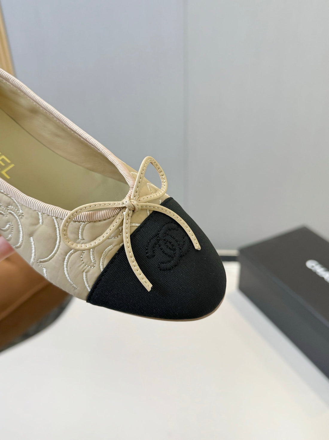 CC 25SS Métiers D’art Ballet Flats 10MM Black Beige Fabric Grosgrain 417040