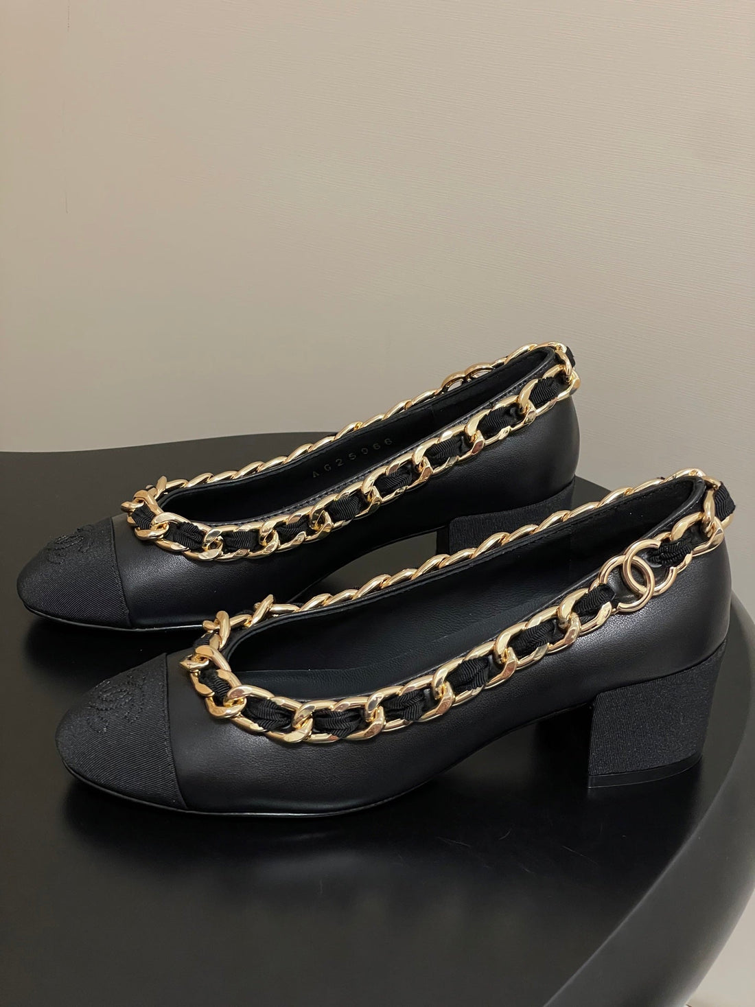 Chanel 25A 55MM Pump Big Chain Double C Black Sheepskin 393815