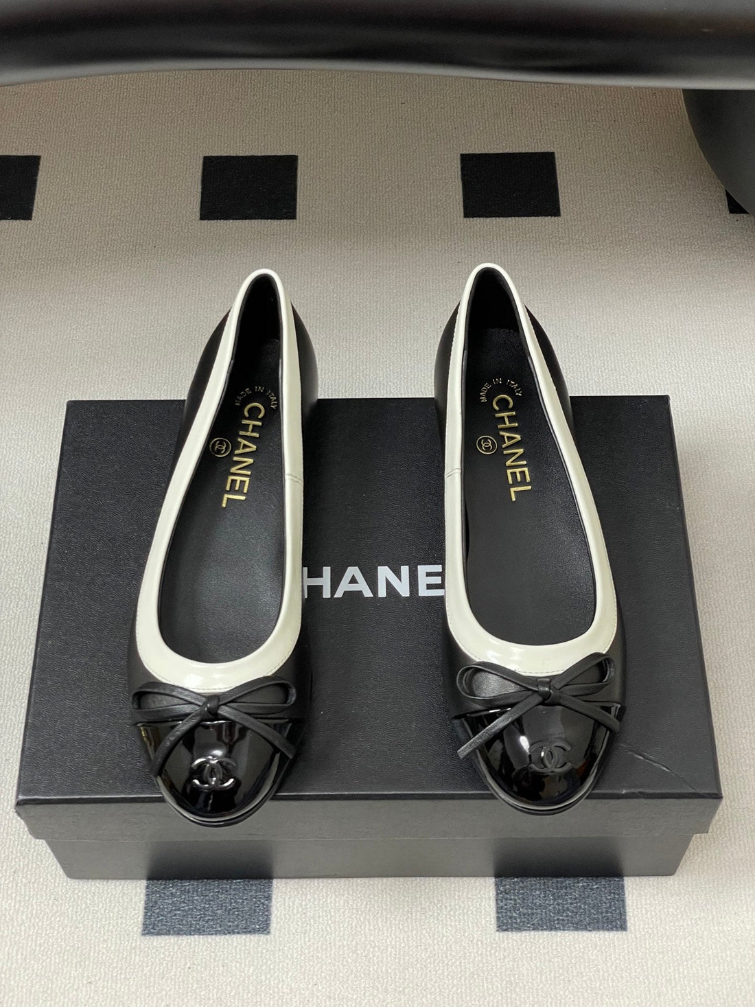 CC 25A Small Bow Ballet Flats Black Mix White Sheepskin 393967