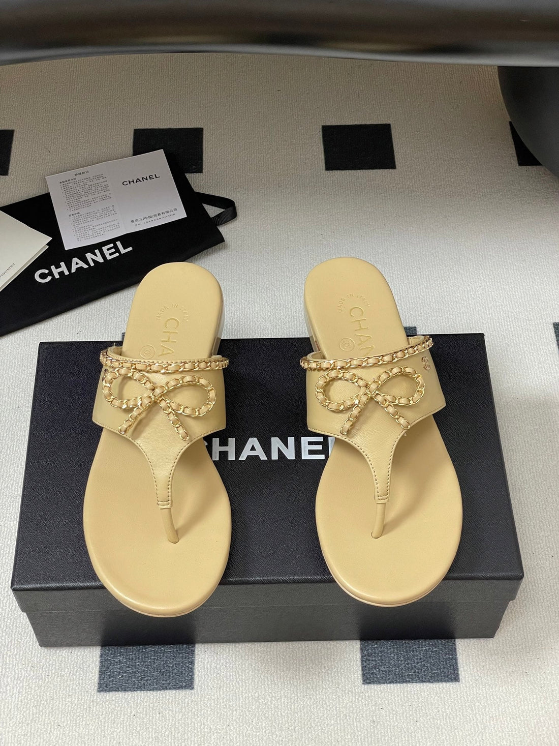CC 25B Chain Bow Flip-Flops Beige Sheepskin 393985
