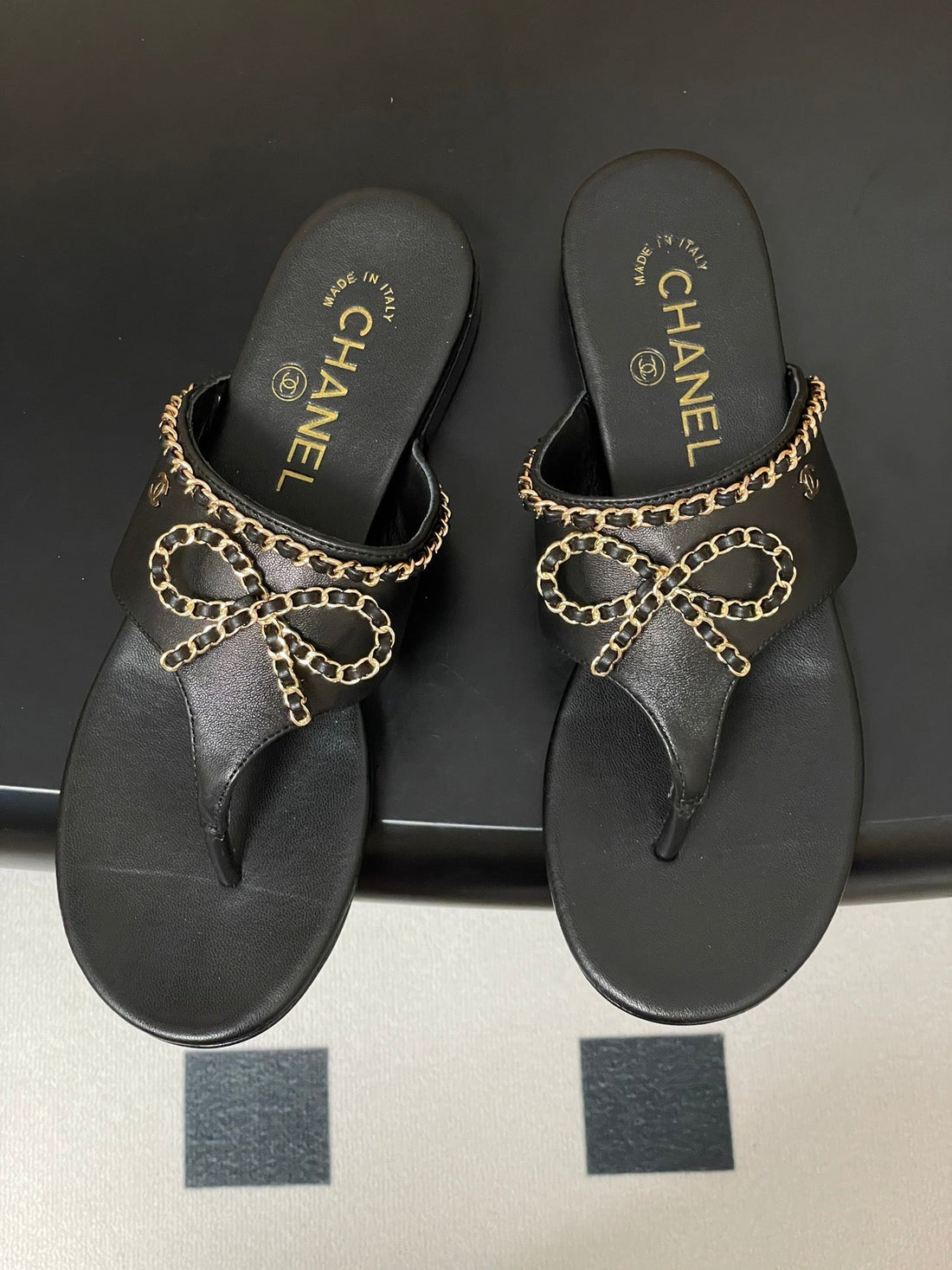 CC 25B Chain Bow Flip-Flops Black Sheepskin 393987