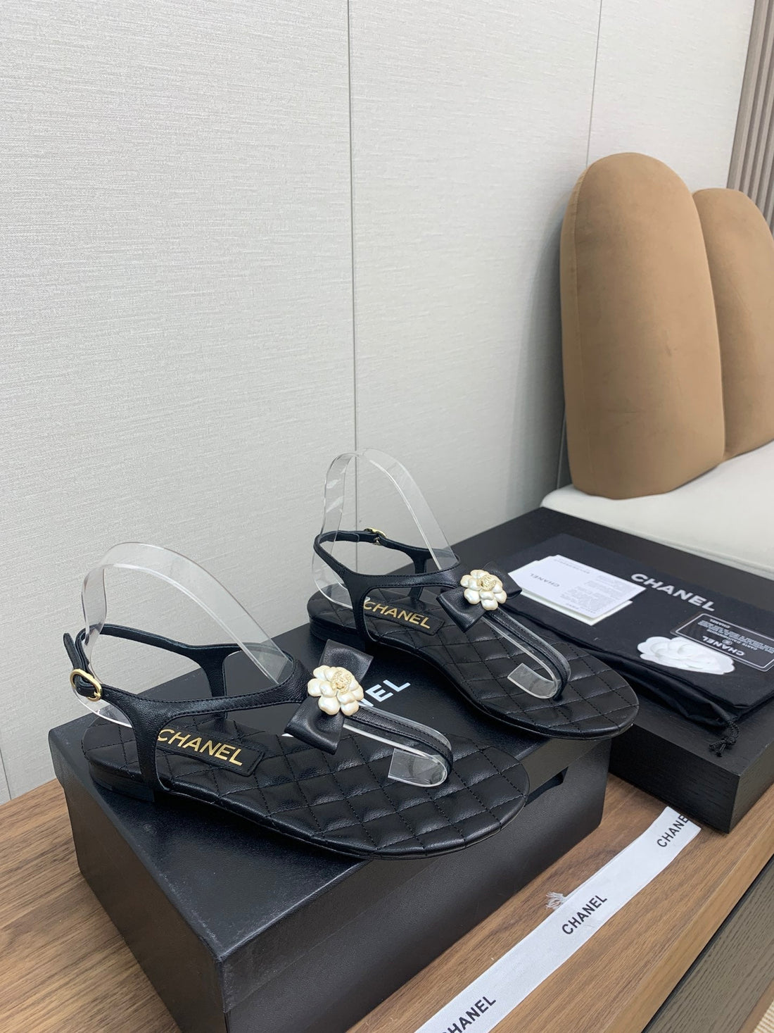 CC Thong Sandal In Black Lambskin With Pearl Flower