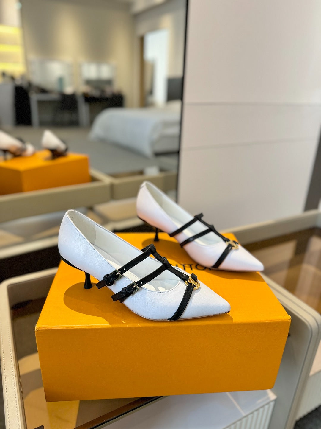 High Pump 5 Cm Triple-Strap In White Calfskin With Black Strap