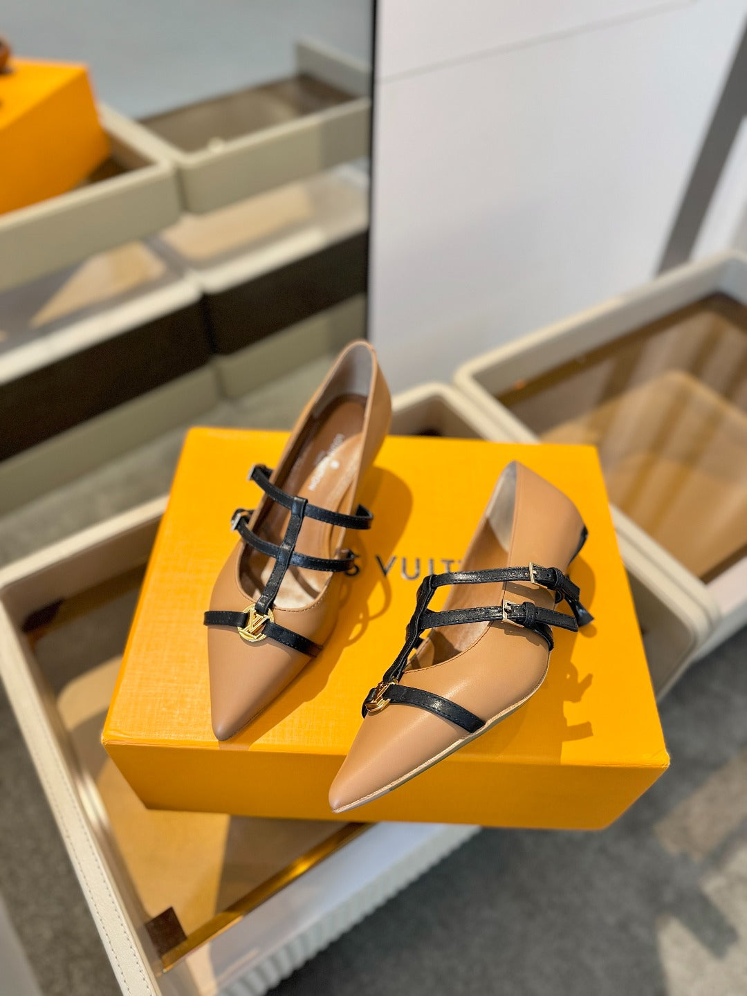 High Pump 5 Cm Triple-Strap In Cider Brown Calfskin With Black Strap