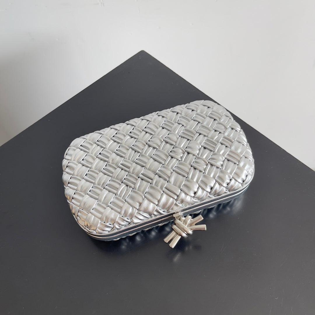 Classic Knot 20 In Silver Lambskin